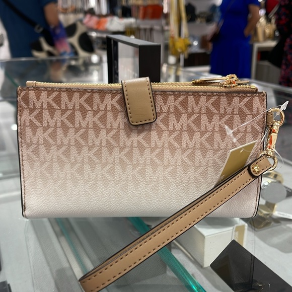 MICHAEL KORS
Jet Set Lg Ombré Logo Double-Zip Wristlet-Wallet-Phone Case Holder - Picture 5 of 16